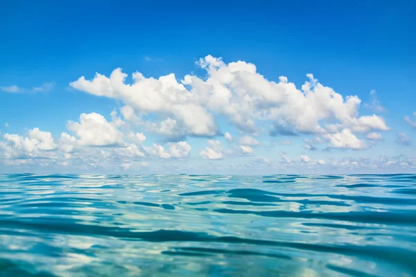 Verão Mar e nuvens — Fotografia de Stock