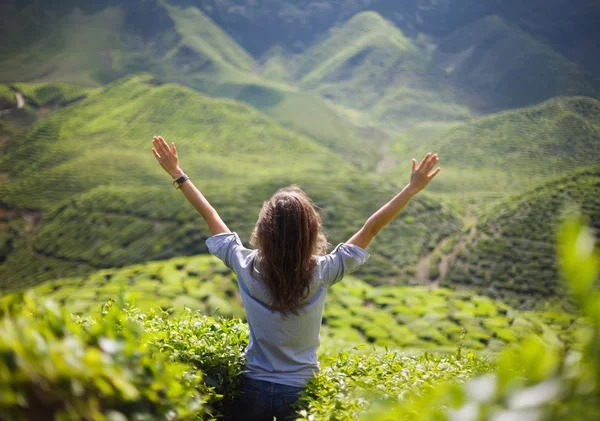 Woman with open arms on tea plantation — Stock Photo, Image
