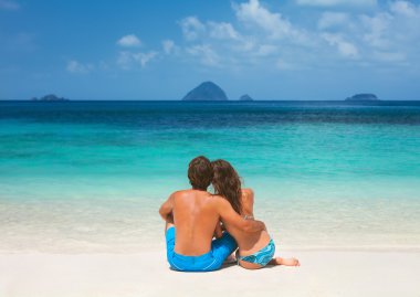 Kumsalda dinlenen çift.