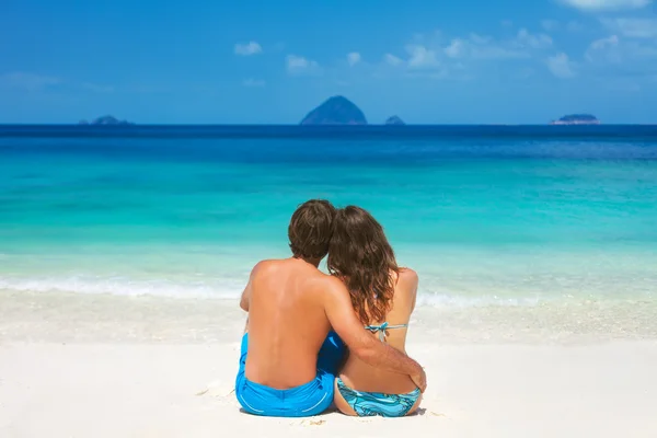Couple relaxant sur la plage — Photo