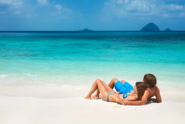 Couple relaxing on the beach — Stock Photo, Image