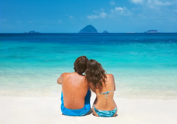 Couple relaxing on the beach — Stock Photo, Image