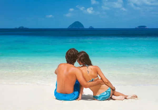 Pareja relajándose en la playa — Foto de Stock