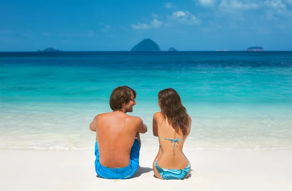 Pareja relajándose en la playa — Foto de Stock