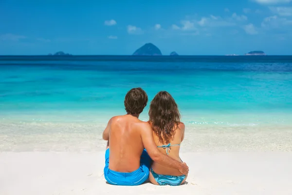 Couple relaxing on the beach — Stock Photo, Image