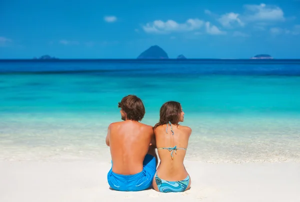 Paar entspannt am Strand — Stockfoto