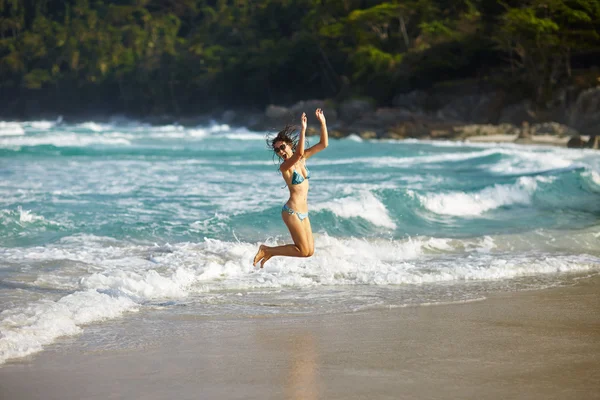Mujer divirtiéndose en la playa — Foto de Stock
