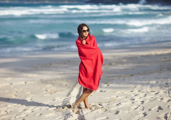 Γυναίκα χαλαρώνοντας στην παραλία — Φωτογραφία Αρχείου