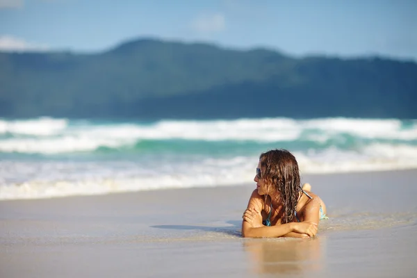 Γυναίκα χαλαρώνοντας στην παραλία — Φωτογραφία Αρχείου