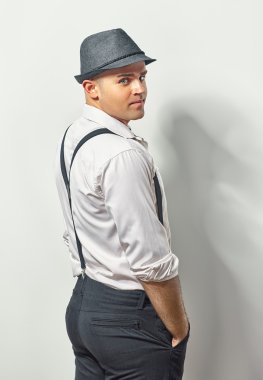 profil yakışıklı bir genç adam