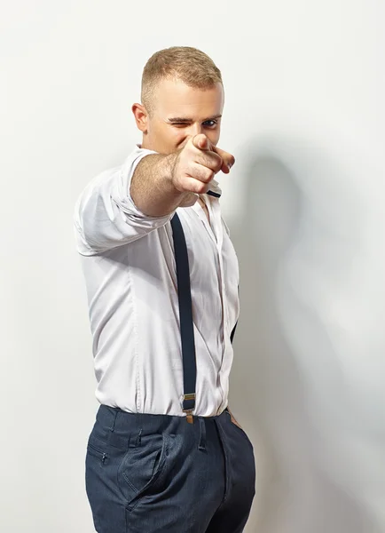Pohledný muž ukazuje prstem na vás — Stock fotografie