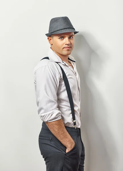 Retrato de un joven guapo con sombrero — Foto de Stock