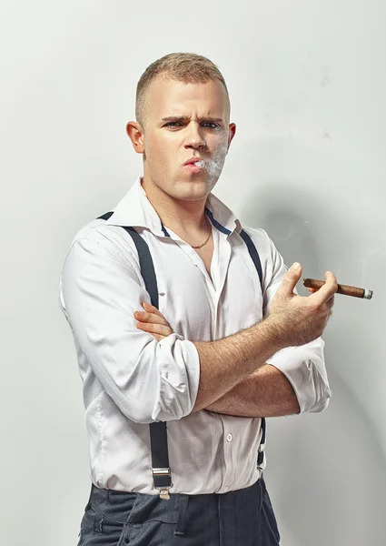 Homme fumeur de cigare — Photo