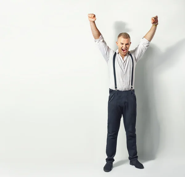 Счастливый человек с поднятыми руками — стоковое фото