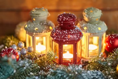 fenerler, baubles ve köknar karda