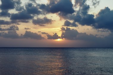 Denizin üzerinde güzel bir gün batımı