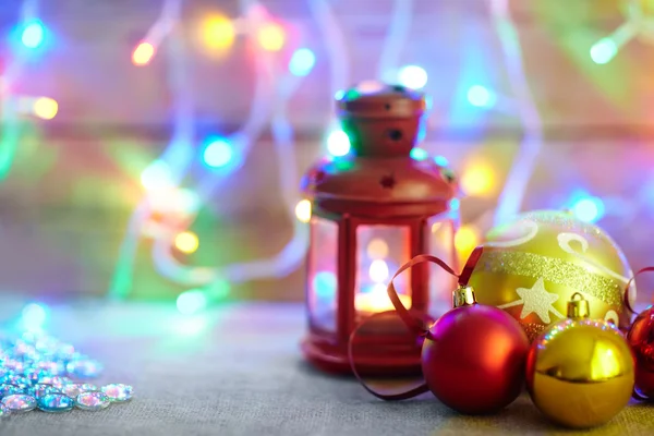 Noel dekorasyon ışıklar arka plan üzerinde — Stok fotoğraf
