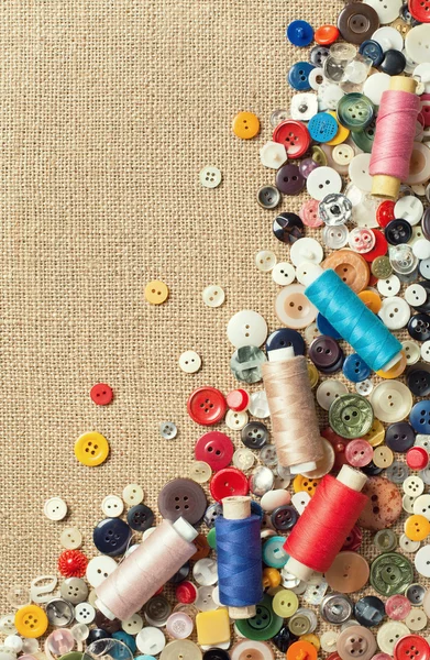 Kleurrijke naaien knoppen en draden Stockafbeelding
