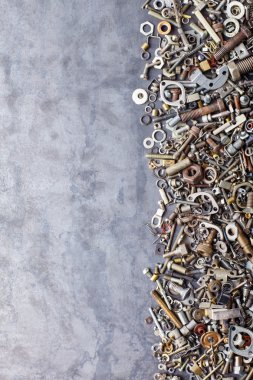 Çeşitli somunlar ve cıvatalar.