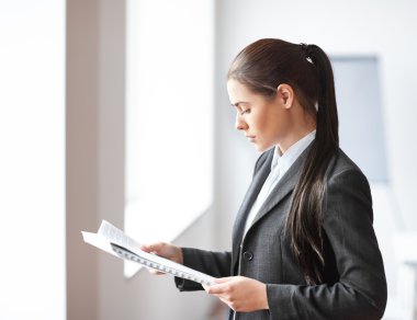iş kadını ofiste belgeleri okuma
