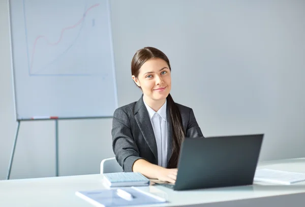 Business woman with laptop in the office — Stock Photo, Image
