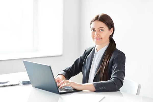 Femme d'affaires avec ordinateur portable dans le bureau — Photo