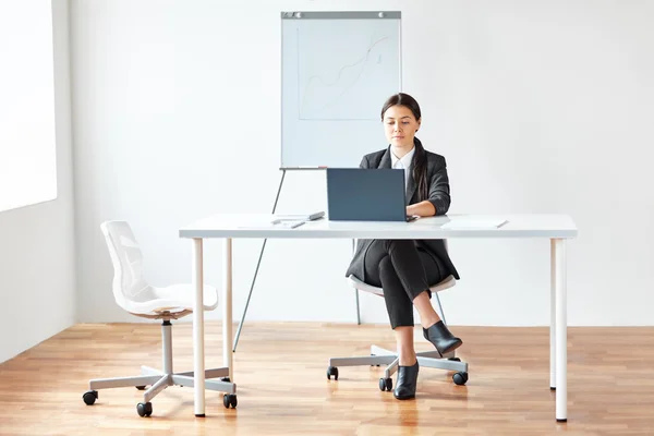 Деловая женщина с ноутбуком в офисе — стоковое фото