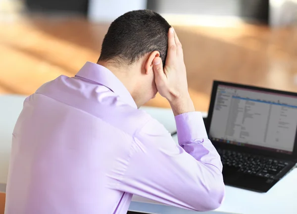 Stressande trött ung affärsman — Stockfoto