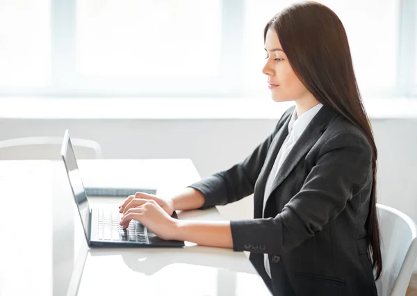 Business woman with laptop in the offic — стоковое фото