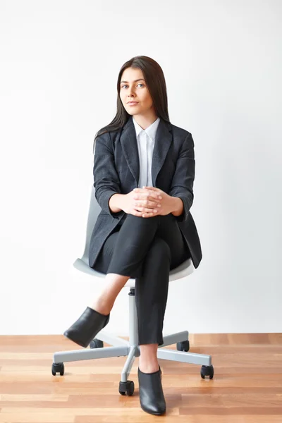 Junge Geschäftsfrau sitzt auf Stuhl — Stockfoto