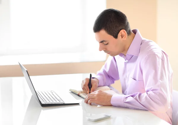 Geschäftsmann arbeitet mit Dokumenten — Stockfoto