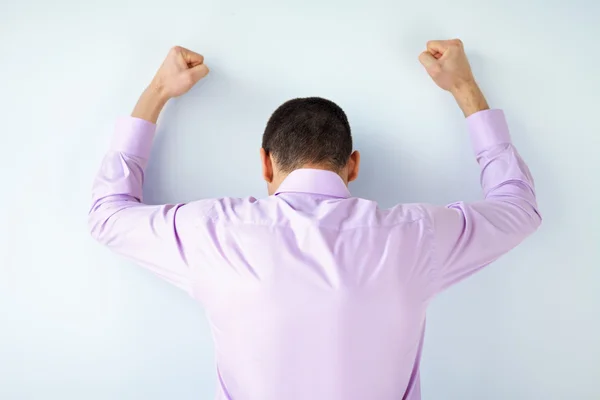 Hombre de negocios golpeando la pared — Foto de Stock