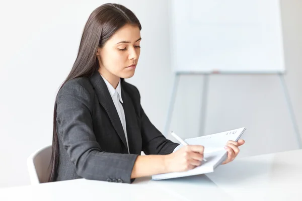 Empresária que trabalha no escritório — Fotografia de Stock