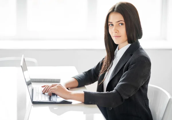 Donna d'affari con computer portatile in ufficio — Foto Stock