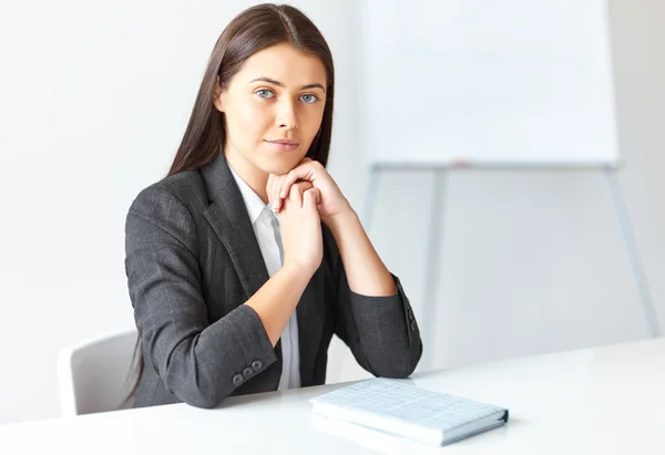 Mulher de negócios bonita no escritório — Fotografia de Stock