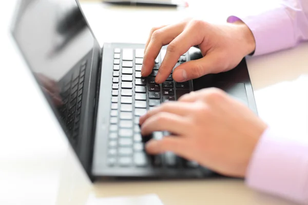 Manliga händer att skriva på laptop — Stockfoto