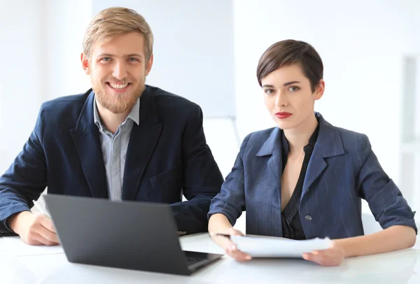 Geschäftsleute diskutieren Ideen — Stockfoto