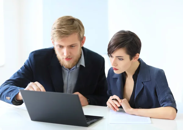 Affärsmän Diskutera idéer — Stockfoto