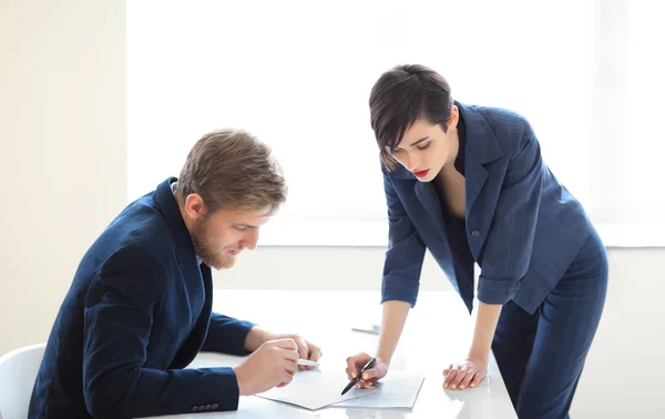 Socios comerciales discutiendo documentos — Foto de Stock