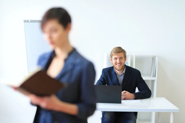 Gente de negocios en la oficina — Foto de Stock