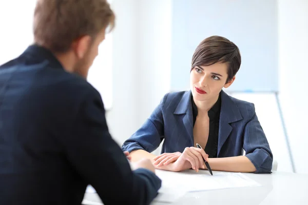 Zakelijke partners die documenten bespreken — Stockfoto