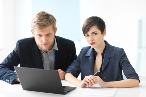 Business people discussing ideas — Stock Photo, Image