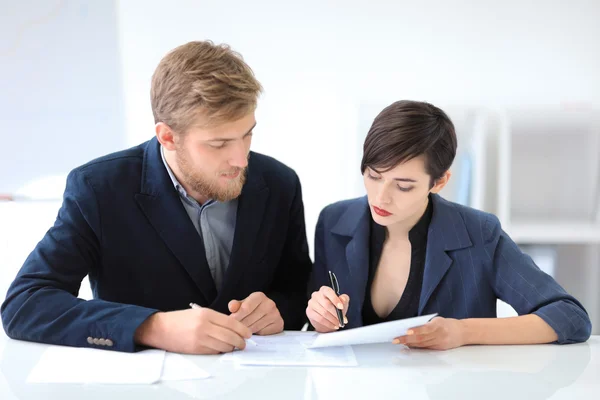Business people signing contract — Stock Photo, Image