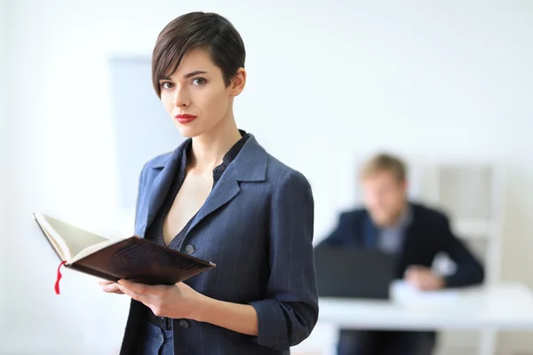 Retrato de joven hermosa mujer de negocios — Foto de Stock