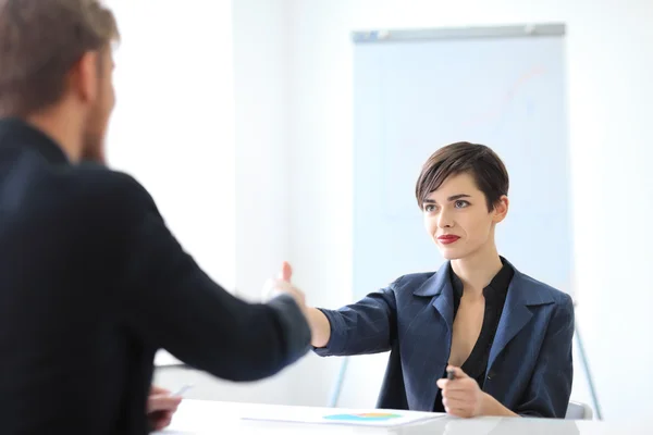 Affärsmän skakar hand — Stockfoto