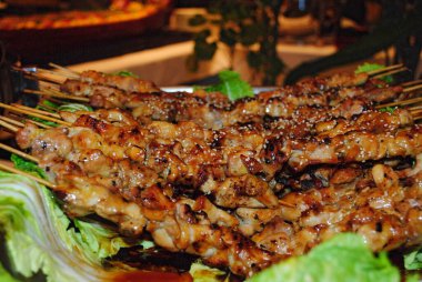 Şişte tavuk dilimleri, sosta tavuk barbeküsü.