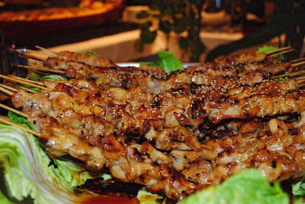 Şişte tavuk dilimleri, sosta tavuk barbeküsü.