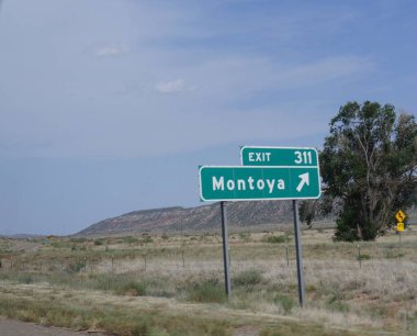 New Mexico 'da hayalet bir kasaba olan Montoya' nın çıkışını gösteren bir okla yol kenarı tabelası..