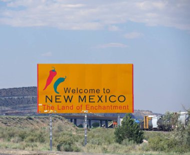 New Mexico-Arizona sınırında dev bir hoş geldin tabelası..