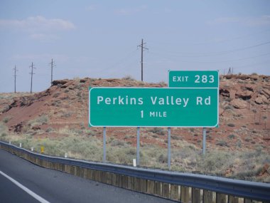 Arizona 'daki Perkins Vadisi Yolu' nun yönünü gösteren 40. otoyolda yön tabelası var..